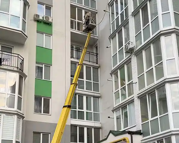 Процес миття вікон на висоті